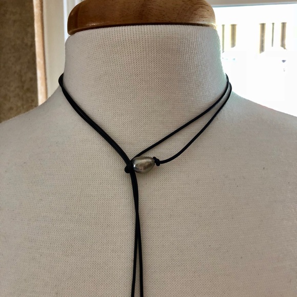 Baroque Grey pearls on leather - Picture 5 of 5